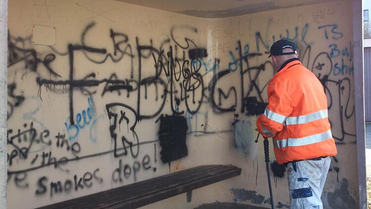 Mit dem Dampfstrahler rauen Mitarbeiter des Bauhofs die beschmierten Wände auf, um die Sprüche dann zu übermalen.  Foto: Andreas Dorsch