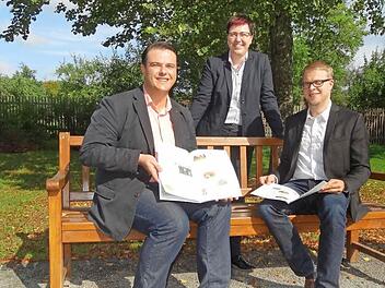 Der Markt Oberelsbach gilt mit der Umweltbildungsstätte als "Gemeinde mit Aussicht". Über die Aufnahme in die gleichnamige bundesweite Publikation freuen sich Geschäftsführer Bernd Fischer, Bürgermeisterin Birgit Erb und der Allianzmanager Dr. Christian Seynstahl.  Foto: Eckert