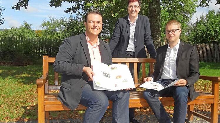 Der Markt Oberelsbach gilt mit der Umweltbildungsstätte als "Gemeinde mit Aussicht". Über die Aufnahme in die gleichnamige bundesweite Publikation freuen sich Geschäftsführer Bernd Fischer, Bürgermeisterin Birgit Erb und der Allianzmanager Dr. Christian Seynstahl.  Foto: Eckert