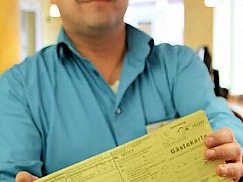 Markus Alin vom Staffelsteiner Kur- und Tourismus-Service mit einem Block Gästekarten, die in der Kurstadt an die Vermieter von Ferienwohnungen ausgegeben werden. Foto: Matthias Einwag