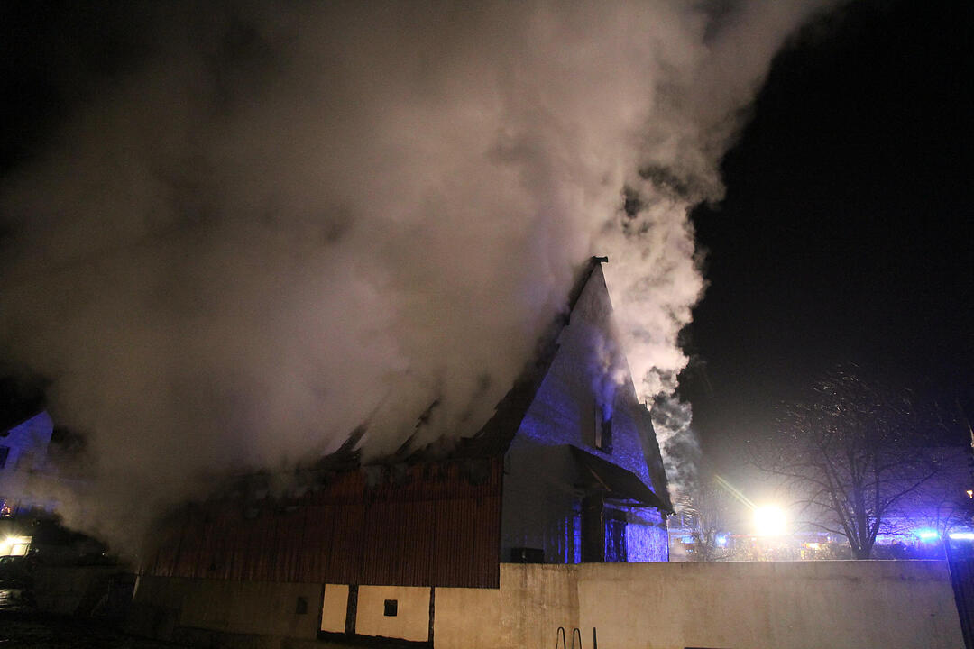 Scheune in der Silvesternacht niedergebrannt - Silvesterrakete vermutlich brandursŠchlich