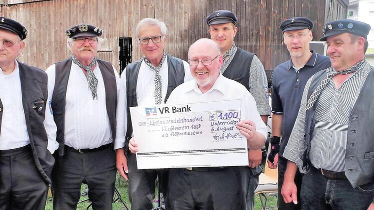 Unser Bild zeigt (von links) Ehrenvorsitzenden Dieter Murmann, Vorsitzenden Fritz Fricke, Schatzmeister Hubert Dietl, Walter Wich-Herrlein, Floßmeister Michael Thiemann sowie die Vorstandsmitglieder Jens Müller und Matthias Müller.  Foto: Gerd Fleischmann