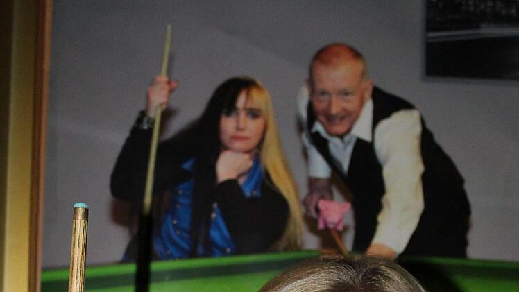 Duplizität des Motivs: Wie einst zum Fototermin mit dem mehrfachen Weltmeister Steve Davis, wirft sich Tanja Ender in die gleiche Pose.