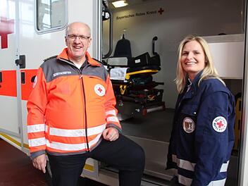 Stefanie Mesch und BRK-Kreisbereichsleiter Martin Schmidt vor einem Rettungswagen Foto: Veronika Schadeck