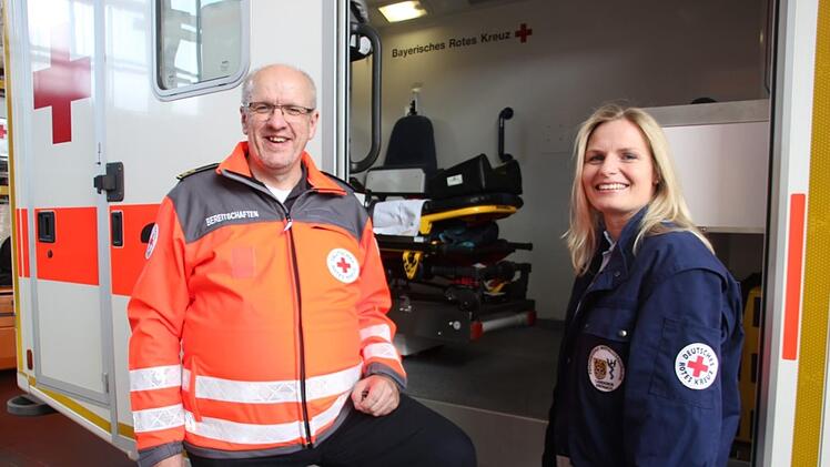 Stefanie Mesch und BRK-Kreisbereichsleiter Martin Schmidt vor einem Rettungswagen Foto: Veronika Schadeck