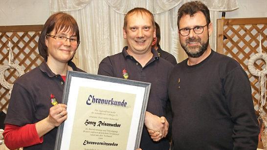 Henry Rei&szlig;enweber (rechts) wurde mit der goldenen Ehrennadel des Kreisjugendfeuerwehrverbandes ausgezeichnet. Vorsitzende Nicole Bo&szlig;ecker und ihr Stellvertreter Markus Wenzel ernannten ihn zum Ehrenvorsitzenden des Verbandes.  Foto: Michael Stelzner