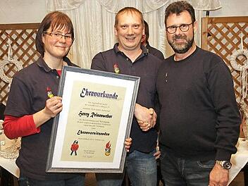 Henry Reißenweber (rechts) wurde mit der goldenen Ehrennadel des Kreisjugendfeuerwehrverbandes ausgezeichnet. Vorsitzende Nicole Boßecker und ihr Stellvertreter Markus Wenzel ernannten ihn zum Ehrenvorsitzenden des Verbandes.  Foto: Michael Stelzner