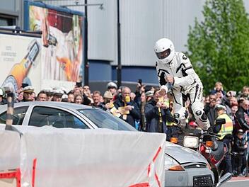 Stuntman Siggi fuhr gegen 14.30 Uhr auf das stehende Auto zu und hob ab. Foto: Polizei Oberfranken
