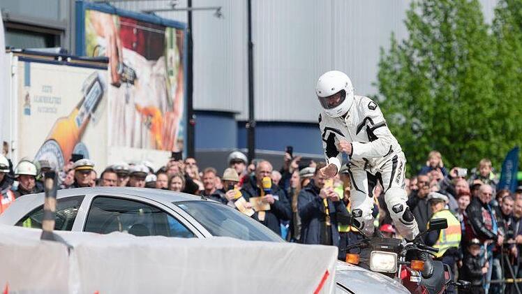 Stuntman Siggi fuhr gegen 14.30 Uhr auf das stehende Auto zu und hob ab. Foto: Polizei Oberfranken