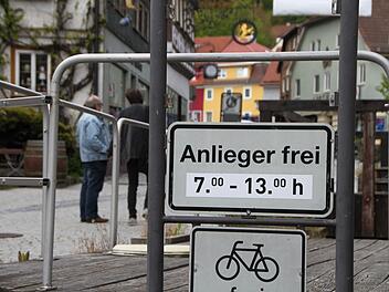Am Dienstag erneuerte der Bauhof die Beschilderung zur Fußgängerzone. Foto: Ulrike Müller