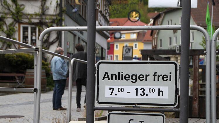 Am Dienstag erneuerte der Bauhof die Beschilderung zur Fußgängerzone. Foto: Ulrike Müller