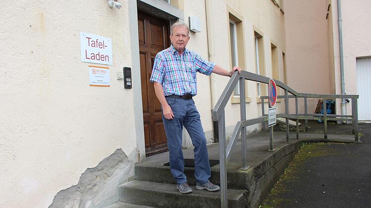 Hans-Jürgen Schelle  sucht für die Bad Brückenauer Tafel eine neues Gebäude. Einen barrierefreien Zugang braucht es auf jeden Fall. Foto: Julia Raab