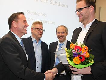 Marius Waldmann aus Neudrossenfeld (rechts) erzielt den exzellenten Notendurchschnitt von 1,1. Stellvertretender Landrat Jorg Kunstmann (zweiter von rechts), Kulmbachs Dritter Bürgermeister Frank Wilzok und der Leiter des beruflichen Schulzentrums Alexander Battistella (links) überreichen dem Kaufmann für Büromanagement den Preis des Landkreises Kulmbach.Foto: Stephan Stöckel