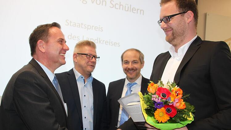 Marius Waldmann aus Neudrossenfeld (rechts) erzielt den exzellenten Notendurchschnitt von 1,1. Stellvertretender Landrat Jorg Kunstmann (zweiter von rechts), Kulmbachs Dritter Bürgermeister Frank Wilzok und der Leiter des beruflichen Schulzentrums Alexander Battistella (links) überreichen dem Kaufmann für Büromanagement den Preis des Landkreises Kulmbach.Foto: Stephan Stöckel