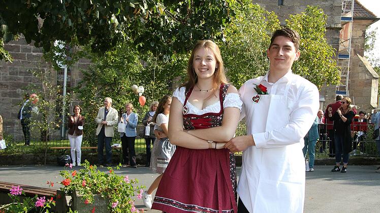 Endlich wieder ein Tanz um die Linde: Vier Ortspaare aus Mangersreuth tanzten. Auf den Tanz der Lindenkinder allerdings wurde aus Hygieneschutzgründen verzichtet.