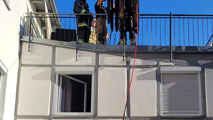 Bamberg: Feuerwehr rückt zu Brand aus - Anwohner verhindern Ausbreiten des Feuers