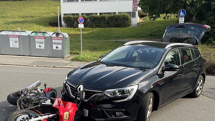 Unfall zwischen Auto und Motorrad: Mann schwer verletzt
