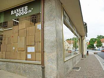 Kartons stapeln sich in den Fenstern der Ranger-Shop-Filiale in der Bahnhofstraße. Foto: Arkadius Guzy