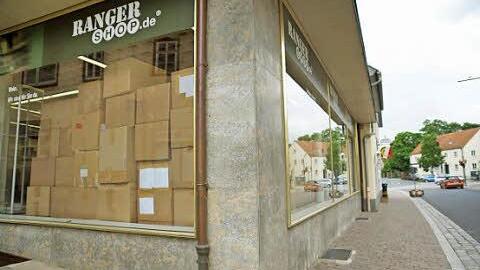 Kartons stapeln sich in den Fenstern der Ranger-Shop-Filiale in der Bahnhofstraße. Foto: Arkadius Guzy