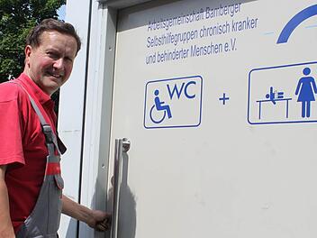 Charly Wittig freut sich, dass das Behinderten-WC rechtzeitig da ist. Foto: Carina Kuhnlein