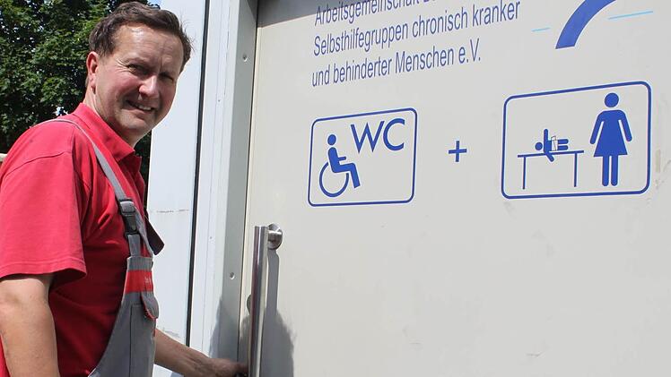 Charly Wittig freut sich, dass das Behinderten-WC rechtzeitig da ist. Foto: Carina Kuhnlein