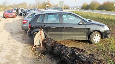 Baumstämme und Felsbrocken begrenzen die Parkmöglichkeiten. Foto: Andreas Dorsch