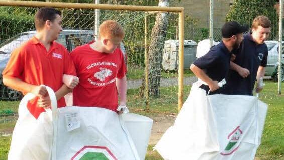 Kurz vor dem Start des Gespannsackhüpfens. Mit dem Sieg durch Marcel Ebert und Marcel (von links) glich das Eichelberger Duo zum 2:2 aus und rettete sich in die Verlängerung. Rechts Michael Walz und Stephan Göttel (Reutersbrunn). Foto: Wolfgang Dietz