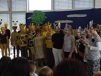 Giraffen, Zebras und Erdmännchen: Das Musical "Tuishi pamoja" entführte in die afrikanische Savanne. Foto: Heike Schülein