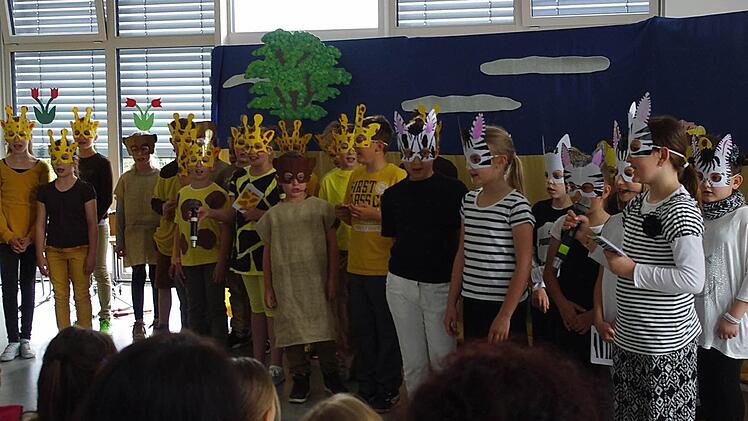 Giraffen, Zebras und Erdmännchen: Das Musical "Tuishi pamoja" entführte in die afrikanische Savanne. Foto: Heike Schülein
