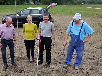 Da stehen sie, auf der von Mäusen untergrabenen Wiese bei Kaltenbrunn (von links): Gerhard Ehrlich, Amelie Klug, Harald Hartung und Erwin Räder. Fotos: Berthold Köhler