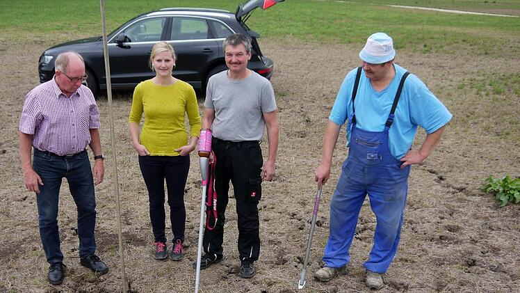 Da stehen sie, auf der von Mäusen untergrabenen Wiese bei Kaltenbrunn (von links): Gerhard Ehrlich, Amelie Klug, Harald Hartung und Erwin Räder. Fotos: Berthold Köhler