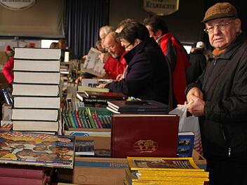 Einfach nur nach Herzenslust stöbern - das machte den Literaturfans beim Lions-Flohmarkt am Samstag in der Mönchshofhalle richtig Spaß. Fotos: Sonja Adam