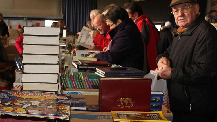 Einfach nur nach Herzenslust stöbern - das machte den Literaturfans beim Lions-Flohmarkt am Samstag in der Mönchshofhalle richtig Spaß. Fotos: Sonja Adam
