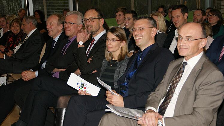 Eine sehr unterhaltsame Einführungsveranstaltung für den neuen REalschul-Direktor erlebten die Gäste im Haßfurter Ganztagsgebäude. Unser Bild zeigt von rechts Landrat Wilhelm Schneider, Dr. Hartmut Hopperdietzel mit Gattin Sabine, den Ministerialbeauftragten Karlheinz Lamprecht, Haßfurts Bürgermeister und Vorsitzenden des Fördervereins der Realschule Günther Werner, den Geschäftsführer des Zweckverbandes Schulzentrum Horst Hofmann, den Schulleiter des Regiomontanus-Gymnasiums Max Bauer und Sc...