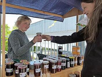 Theresa Kempf (links) übergibt Anne Lindlein gerade ein Glas Marmelade.  Foto: Lothar Weidner