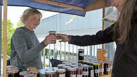 Theresa Kempf (links) übergibt Anne Lindlein gerade ein Glas Marmelade.  Foto: Lothar Weidner