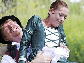 Die Hauptdarsteller Petruchio (Hardy Kistner) und Katharina (Heidemarie Wellmann)  Foto: Matthias Hocht