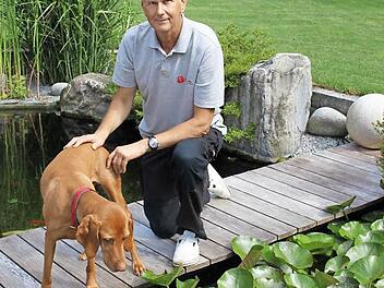 Ruhe und Erholung findet der Höchstadter Gynäkologe in seinem ausgedehnten Garten und mit Hund Csibesz, was ungarisch ist und "Gauner" bedeutet. Foto: Evi Seeger