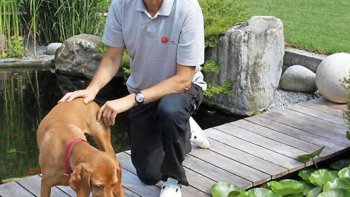 Ruhe und Erholung findet der Höchstadter Gynäkologe in seinem ausgedehnten Garten und mit Hund Csibesz, was ungarisch ist und "Gauner" bedeutet. Foto: Evi Seeger