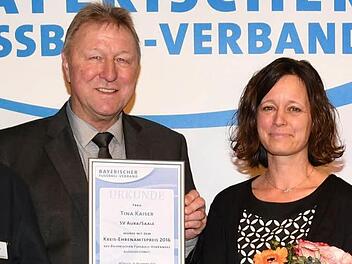 Tina Kaiser (rechts) bei der Ehrung durch den BFV. Die Urkunde überreicht ihr Horst Hrubesch.  Foto: BFV
