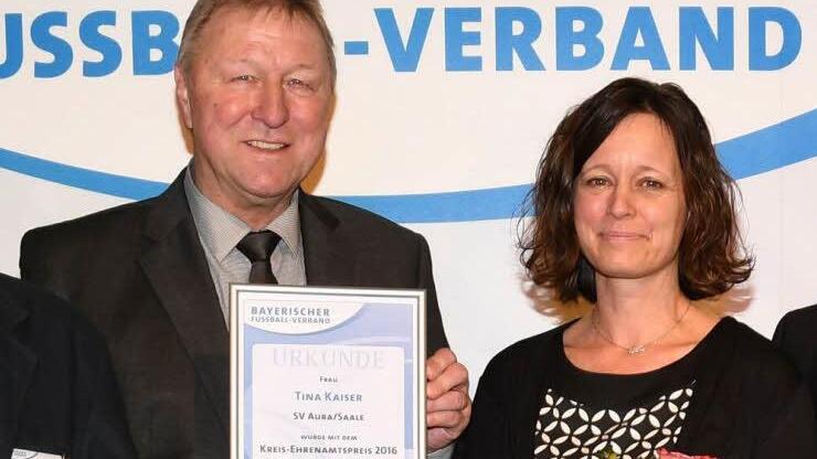 Tina Kaiser (rechts) bei der Ehrung durch den BFV. Die Urkunde überreicht ihr Horst Hrubesch.  Foto: BFV