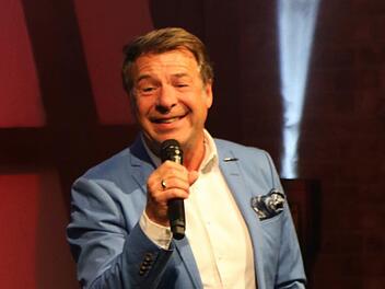 Superstar Patrick Lindner sang viele bekannte Lieder, darunter auch seine bekannten Lieder. Dabei zog er das Publikum in seinen Bann. Foto: Michael Stelzner