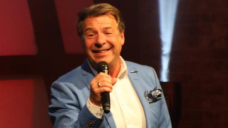 Superstar Patrick Lindner sang viele bekannte Lieder, darunter auch seine bekannten Lieder. Dabei zog er das Publikum in seinen Bann. Foto: Michael Stelzner