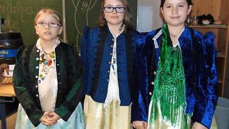 Sarah, Johanna und Anna (v. l.) in der Hetzleser Tracht