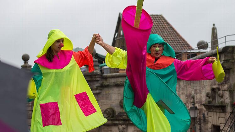 Trotz des Regens ließen sich Organisatoren, Teilnehmer und Besucher die Rosenmesse 2016 nicht vermiesen. Heuer hoffen jedoch alle auf ein besseres Wetter zum Bummeln.