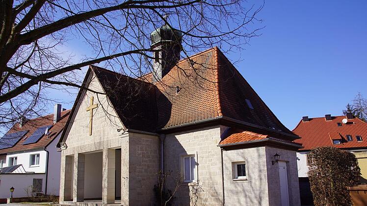 An die Aussegnungshalle im Eltmanner Friedhof wurde (rechts) eine ebenerdige Toilette angebaut, nun wird auch der Platzbereich barrierefrei zum Leichenhaus hin neu gestaltet.Sabine Weinbeer