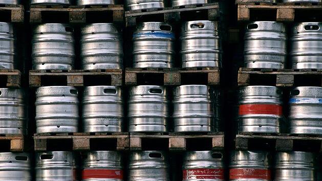 In Oberfranken hat eine Diebesbande massenhaft Bierf&auml;sser aus einer Brauerei entwendet. Die Polizei konnte Teile der Gruppe festnehmen.  Symbolbild: pixabay.com / ulleo