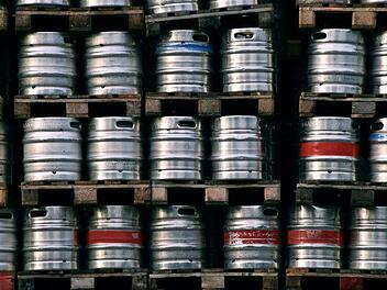 In Oberfranken hat eine Diebesbande massenhaft Bierfässer aus einer Brauerei entwendet. Die Polizei konnte Teile der Gruppe festnehmen.  Symbolbild: pixabay.com / ulleo