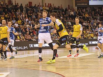 Linskaußen Max Jaeger (mit Ball) gehörte mit vier Treffern wieder zu den Coburger Aktivposten, Markus Stegefelt (Nr. 19, blaues Trikot) war mit sieben Toren der beste Akteur auf Gästeseite.  Fotos: Hagen Lehmann