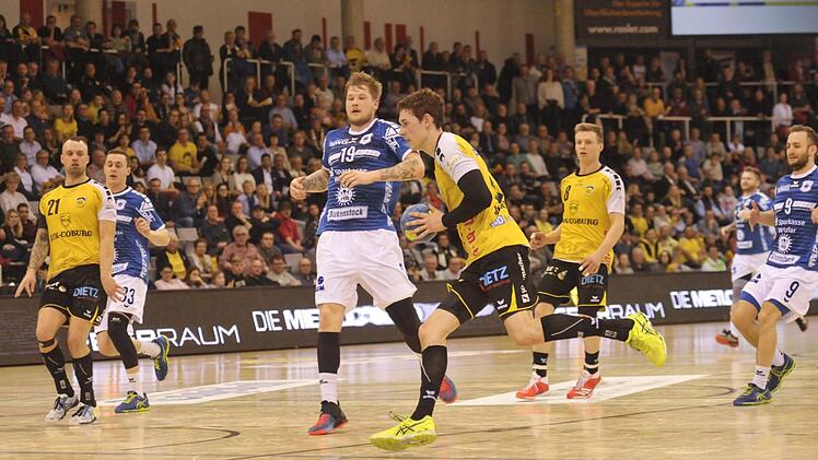 Linskaußen Max Jaeger (mit Ball) gehörte mit vier Treffern wieder zu den Coburger Aktivposten, Markus Stegefelt (Nr. 19, blaues Trikot) war mit sieben Toren der beste Akteur auf Gästeseite.  Fotos: Hagen Lehmann